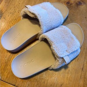 Vionic Women's Tan Fuzzy Slide Slippers - Keira Size 9
